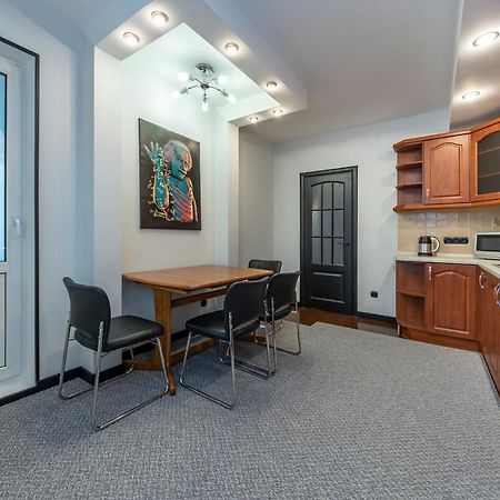 Modern 3 Bedroom Apartment Киев Екстериор снимка