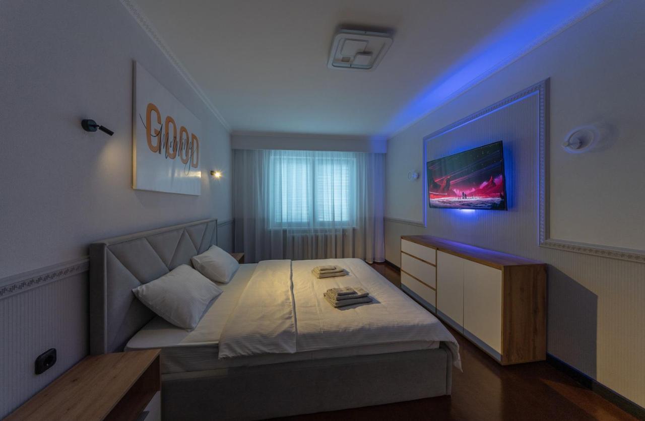 Modern 3 Bedroom Apartment Киев Екстериор снимка