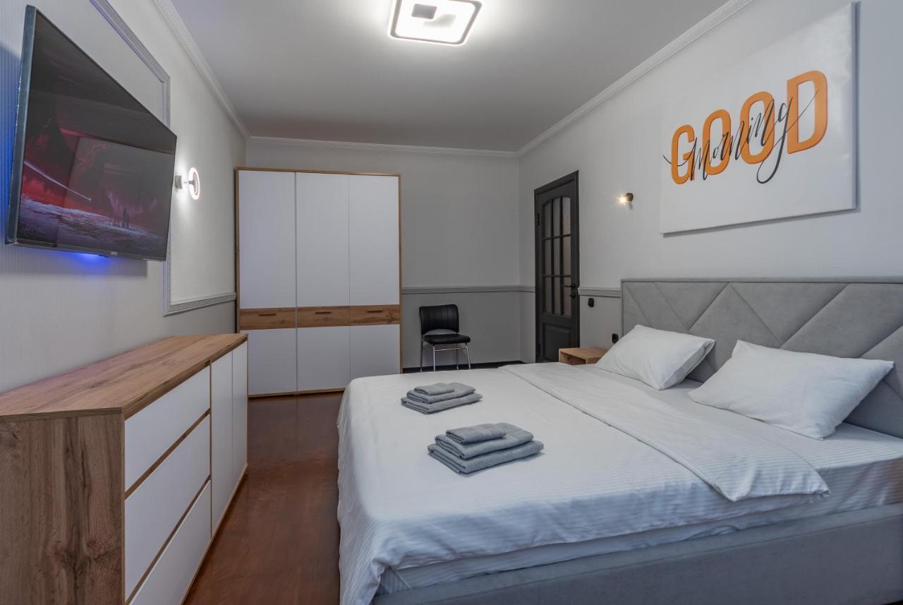 Modern 3 Bedroom Apartment Киев Екстериор снимка