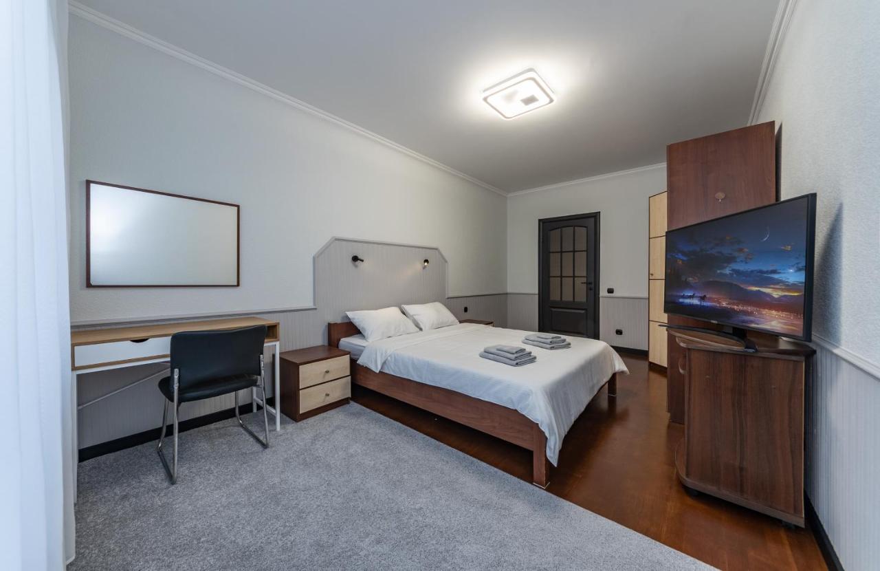 Modern 3 Bedroom Apartment Киев Екстериор снимка