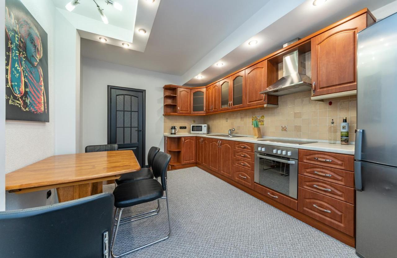 Modern 3 Bedroom Apartment Киев Екстериор снимка