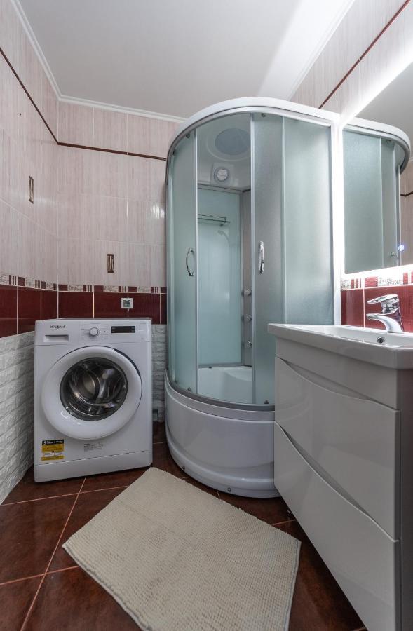 Modern 3 Bedroom Apartment Киев Екстериор снимка