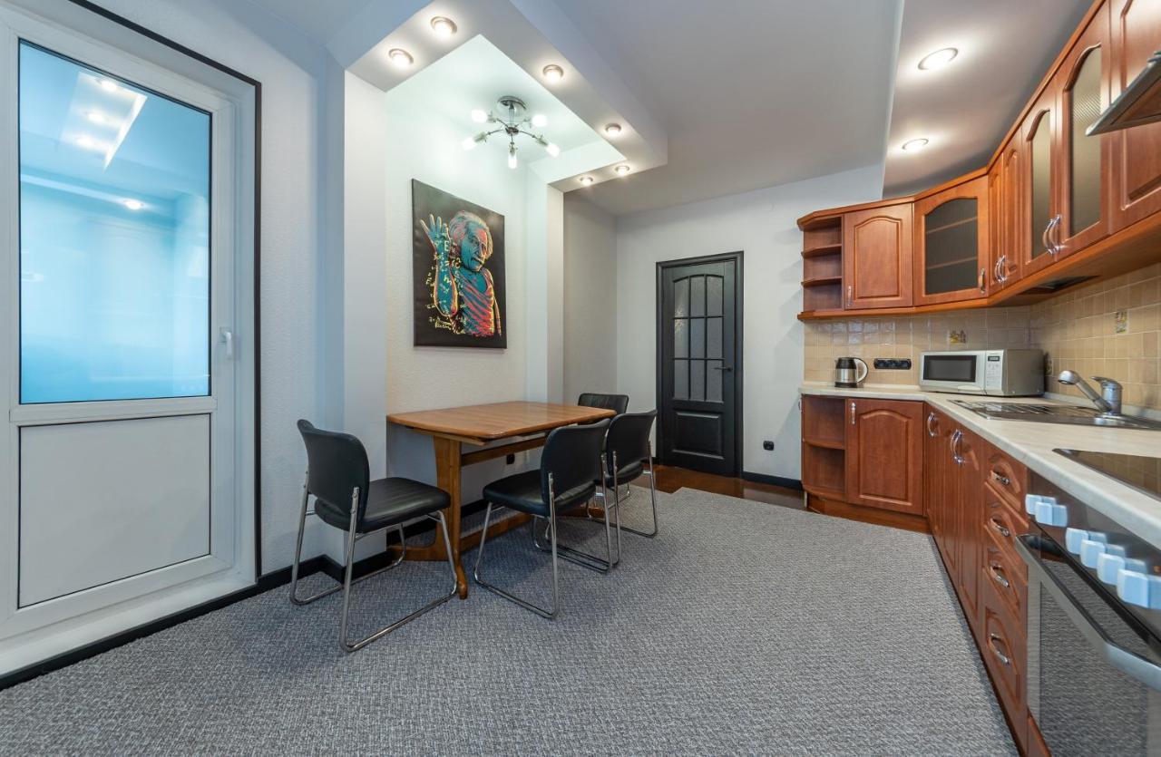 Modern 3 Bedroom Apartment Киев Екстериор снимка